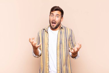 Delikanlı ağzı açık ve şaşırmış, şok olmuş ve hayretler içinde kalmış.