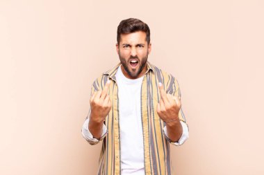 Genç adam kışkırtıcı, agresif ve müstehcen hissediyor. İsyankar bir tavırla orta parmağını hareket ettiriyor.