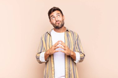 Genç adam entrikalar ve komplolar kuruyor, sinsi hileler ve hileler düşünüyor, kurnazlık ve ihanet