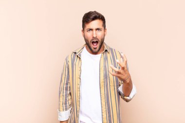 Genç adam sinirli, sinirli ve hayal kırıklığına uğramış görünüyor. Senin neyin var? 