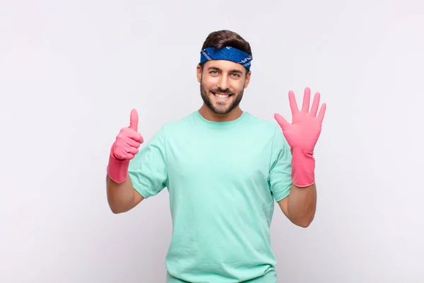 Jeune Homme Souriant Regardant Amical Montrant Numéro Six Sixième Avec — Photo