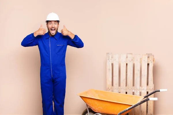 Junger Mann Lächelt Breit Und Sieht Glücklich Positiv Zuversichtlich Und — Stockfoto