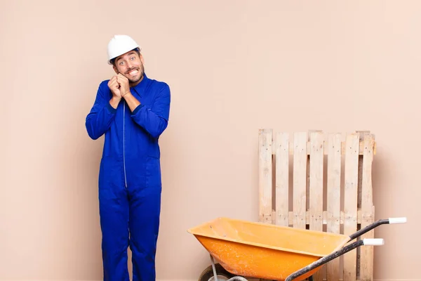 Jonge Man Gevoel Liefde Zoek Schattig Schattig Gelukkig Lachend Romantisch — Stockfoto