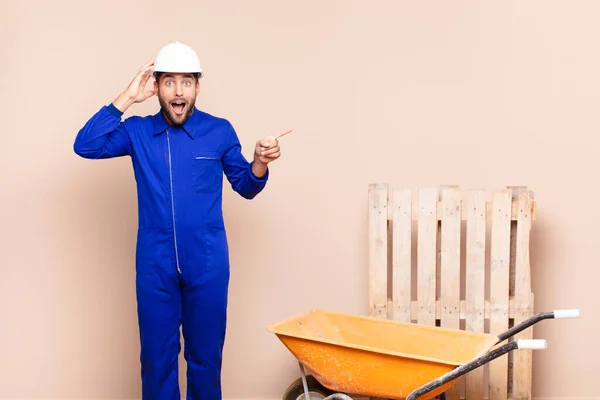 Jonge Man Lachen Kijken Blij Positief Verrast Realiseert Zich Een — Stockfoto