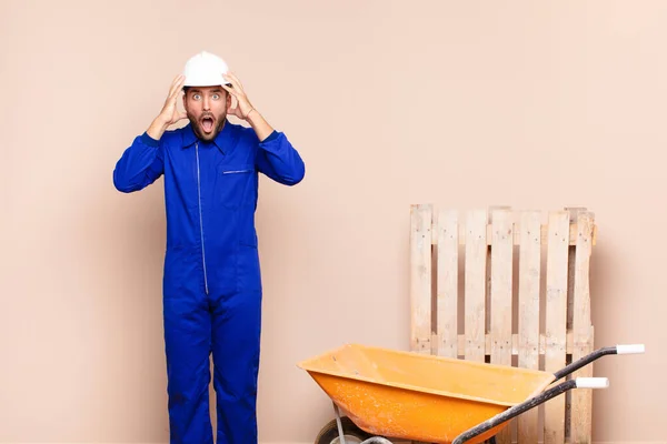 Jeune Homme Sentant Horrifié Choqué Levant Main Tête Paniquant Concept — Photo