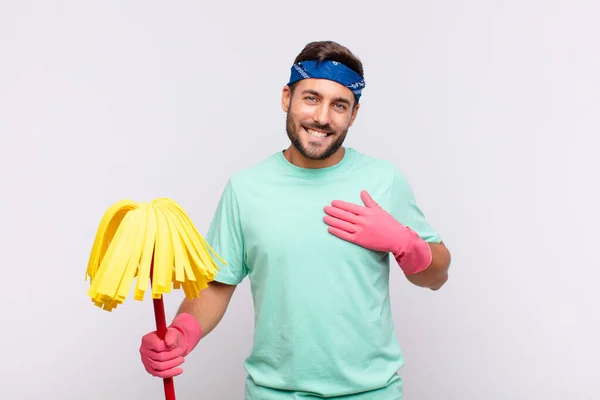 Ung Man Känner Sig Romantisk Glad Och Kär Ler Glatt — Stockfoto