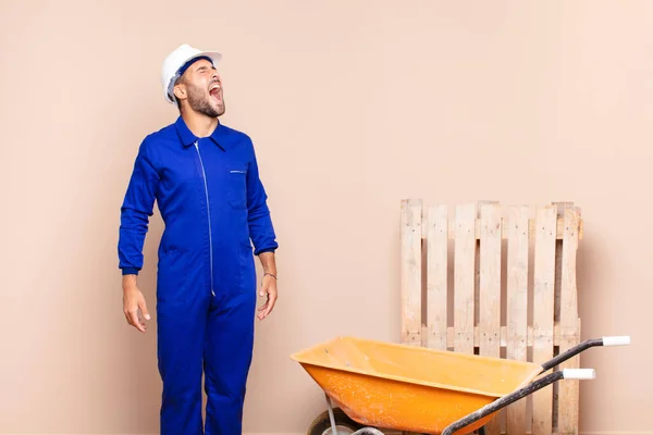 Joven Gritando Furiosamente Gritando Agresivamente Mirando Estresado Enojado Concepto Construcción —  Fotos de Stock