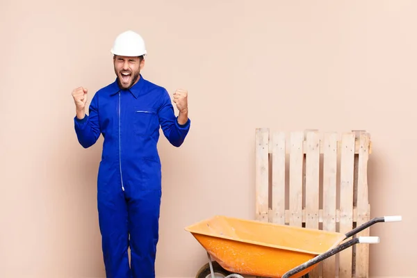 Joven Buscando Extremadamente Feliz Sorprendido Celebrando Éxito Gritando Saltando Concepto — Foto de Stock