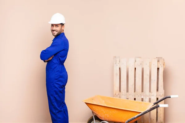 Jovem Sorrindo Alegremente Sentindo Feliz Satisfeito Relaxado Com Braços Cruzados — Fotografia de Stock