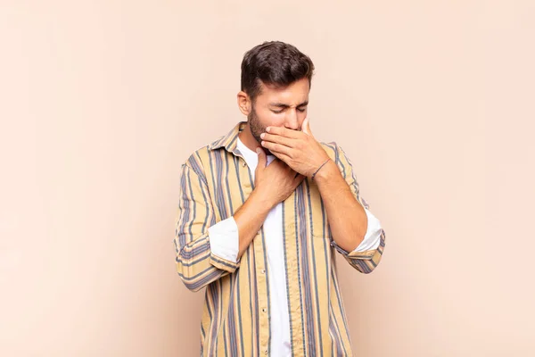 Genç Adam Boğaz Ağrısı Grip Semptomlarıyla Öksürüp Duruyor — Stok fotoğraf