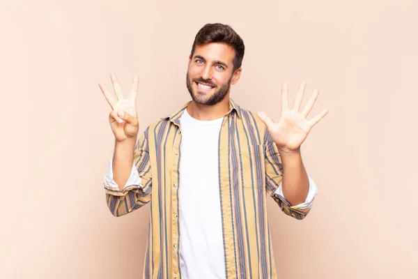 Giovane Uomo Sorridente Amichevole Mostrando Numero Otto Ottavo Con Mano — Foto Stock