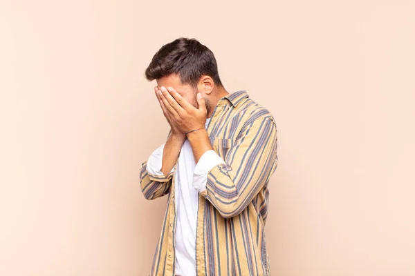 Ung Man Täcka Ögon Med Händer Med Sorgsen Frustrerad Blick — Stockfoto