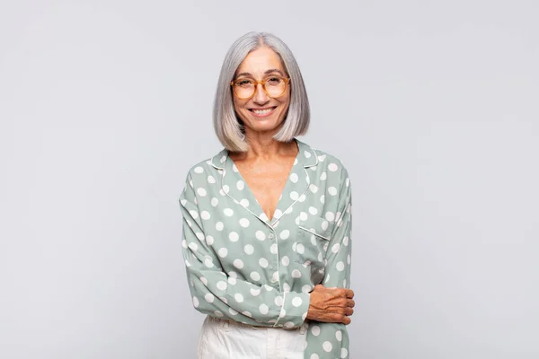 Mujer Pelo Gris Riendo Tímida Alegremente Con Una Actitud Amistosa — Foto de Stock