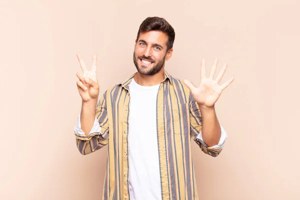 Jeune Homme Souriant Regardant Amical Montrant Numéro Sept Septième Avec — Photo