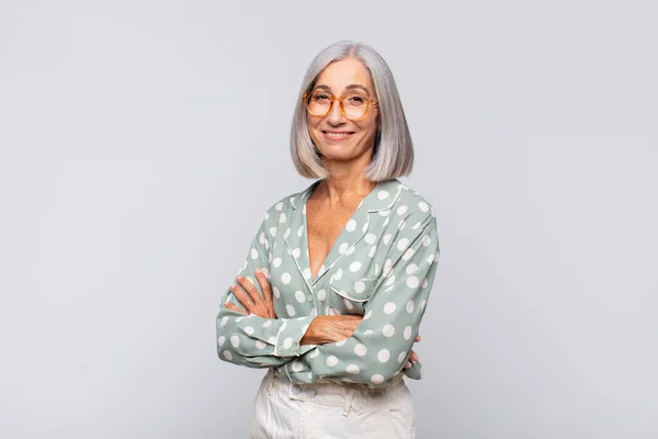 Mulher Cabelos Grisalhos Sorrindo Para Câmera Com Braços Cruzados Uma — Fotografia de Stock