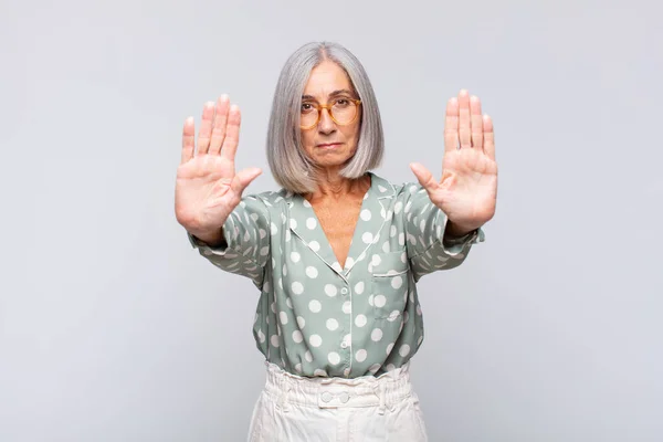 Femme Aux Cheveux Gris Regardant Grave Malheureux Colère Mécontent Interdire — Photo