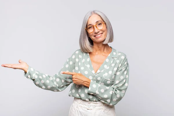 Mujer Pelo Gris Sonriendo Sintiéndose Feliz Despreocupada Satisfecha Señalando Concepto — Foto de Stock