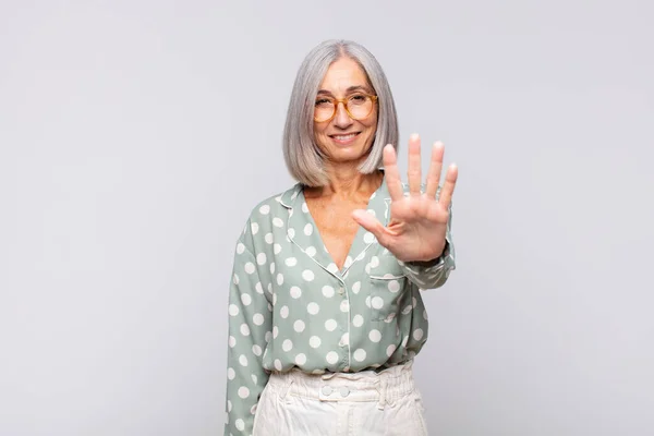 Mujer Pelo Gris Sonriendo Mirando Amigable Mostrando Número Cinco Quinto —  Fotos de Stock