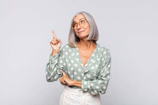 Mujer Pelo Gris Sonriendo Felizmente Mirando Hacia Los Lados Preguntándose — Foto de Stock