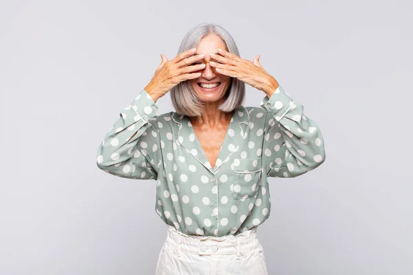 Grijsharige Vrouw Die Glimlacht Zich Gelukkig Voelt Ogen Bedekt Met — Stockfoto