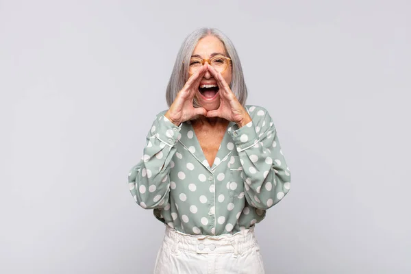Siwe Włosy Kobieta Uczucie Szczęśliwy Podekscytowany Pozytywny Dając Duży Krzyk — Zdjęcie stockowe