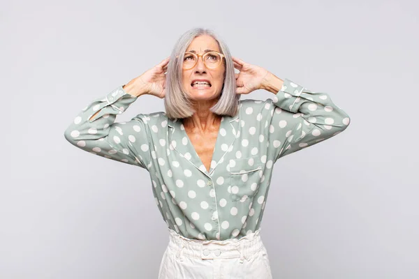 Mujer Canosa Sintiéndose Estresada Preocupada Ansiosa Asustada Con Las Manos —  Fotos de Stock