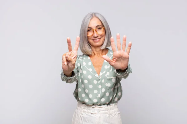 Mulher Cabelos Grisalhos Sorrindo Olhando Amigável Mostrando Número Sete Sétimo — Fotografia de Stock