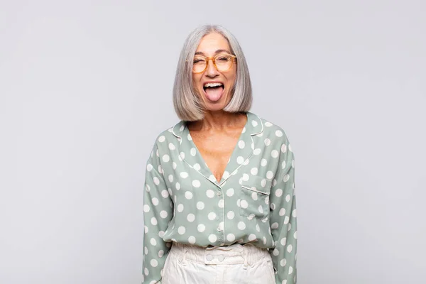 Mujer Pelo Gris Con Actitud Alegre Despreocupada Rebelde Bromeando Sacando — Foto de Stock