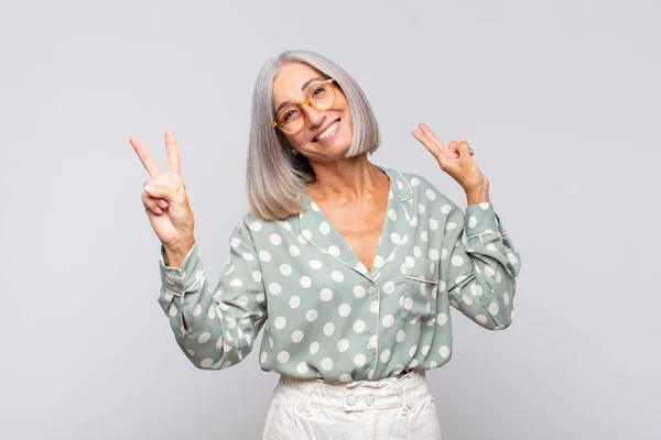 Mujer Pelo Gris Sonriendo Luciendo Feliz Amigable Satisfecha Haciendo Gestos — Foto de Stock