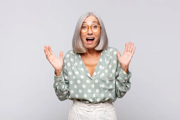 Mujer Pelo Gris Sintiéndose Feliz Excitada Sorprendida Sorprendida Sonriendo Asombrada — Foto de Stock