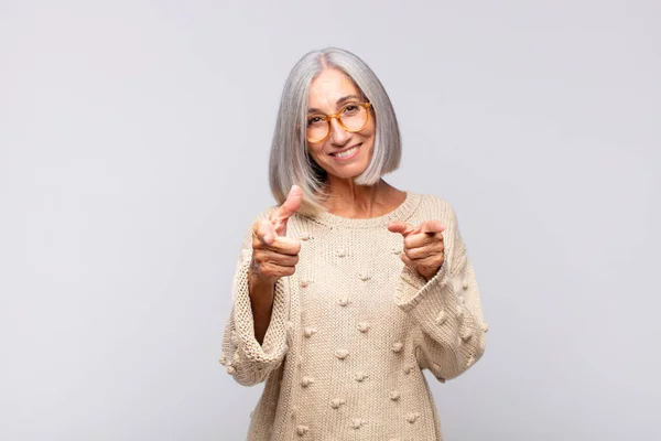 Mujer Pelo Gris Sintiéndose Feliz Fresco Satisfecho Relajado Exitoso Apuntando —  Fotos de Stock