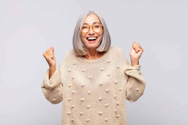 Mulher Cabelos Grisalhos Olhando Extremamente Feliz Surpreso Celebrando Sucesso Gritando — Fotografia de Stock