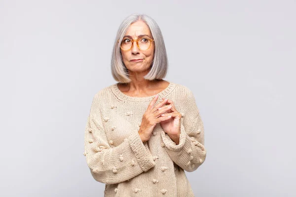 Mujer Pelo Gris Sintiéndose Orgullosa Traviesa Arrogante Mientras Tramando Plan —  Fotos de Stock