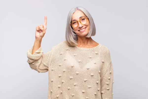 Donna Dai Capelli Grigi Sorridente Allegramente Felicemente Rivolta Verso Alto — Foto Stock