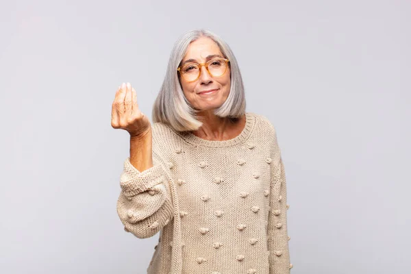 Mujer Pelo Gris Haciendo Capice Gesto Dinero Diciéndole Que Pague — Foto de Stock