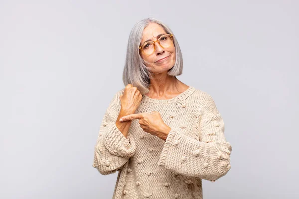 Grå Hår Kvinna Ser Otålig Och Arg Pekar Klockan Ber — Stockfoto