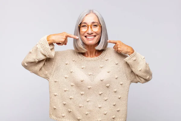 Mujer Pelo Gris Sonriendo Con Confianza Apuntando Propia Sonrisa Amplia —  Fotos de Stock