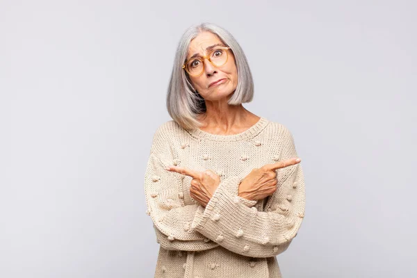 Femme Aux Cheveux Gris Regardant Perplexe Confus Précaire Pointant Dans — Photo