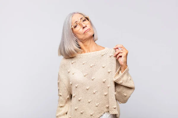 Mujer Pelo Gris Con Aspecto Arrogante Exitoso Positivo Orgulloso Apuntando — Foto de Stock