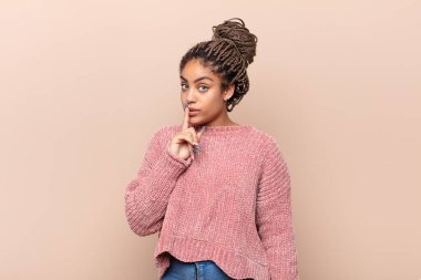 Genç afro kadın gururlu ve şaşırmış hissediyor, kendine güvenen, başarılı bir numara gibi hisseden