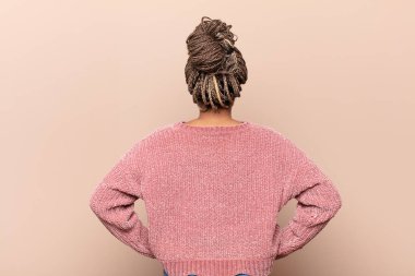 Genç afro kadın kameraya askeri bir selamlama ile saygı göstererek, onur ve vatanseverlik göstererek selam veriyor.