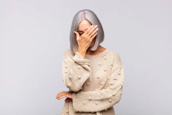 Grå Hår Kvinna Ser Stressad Skäms Eller Upprörd Med Huvudvärk — Stockfoto