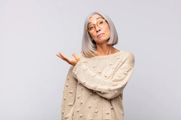 Mujer Pelo Gris Sintiéndose Confundida Despistada Preguntándose Acerca Una Explicación — Foto de Stock