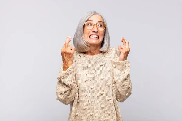 Mujer Pelo Gris Cruzando Los Dedos Ansiosamente Esperando Buena Suerte —  Fotos de Stock