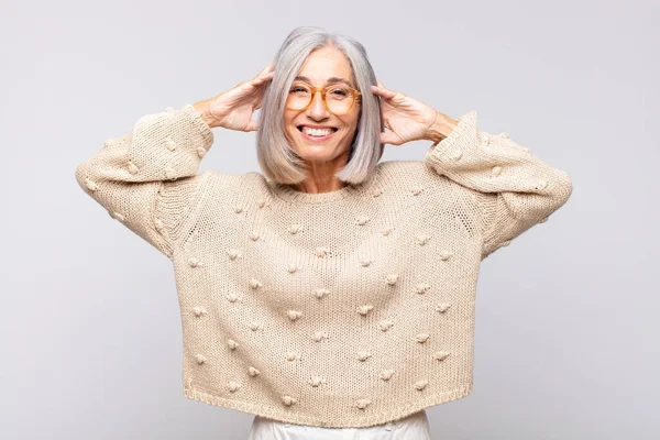 Mujer Pelo Gris Que Feliz Despreocupada Amigable Relajada Disfrutando Vida — Foto de Stock