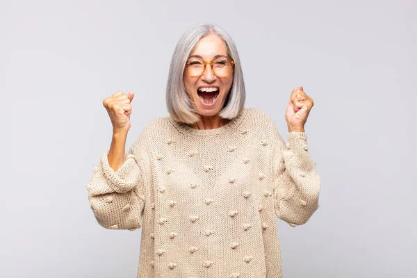 Mujer Pelo Gris Sintiéndose Feliz Sorprendida Orgullosa Gritando Celebrando Éxito —  Fotos de Stock