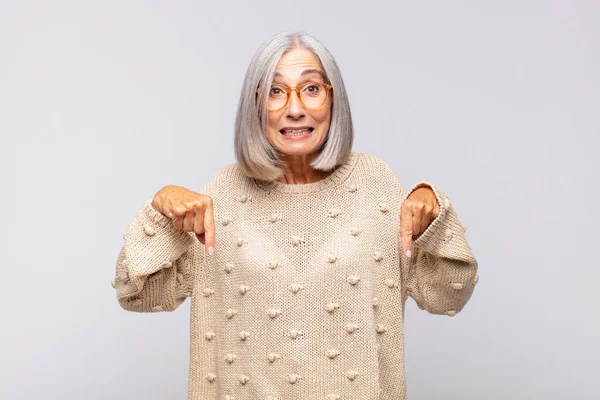 Gray Haired Woman Open Mouth Pointing Downwards Both Hands Looking — Stock Photo, Image