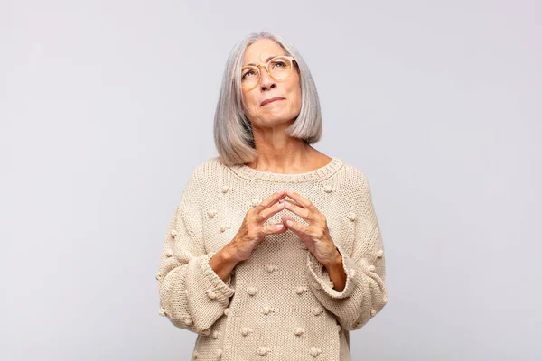 Gray Haired Woman Scheming Conspiring Thinking Devious Tricks Cheats Cunning — Stock Photo, Image