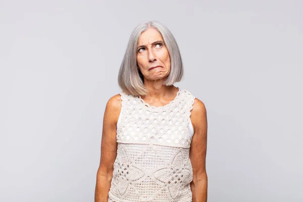 Femme Aux Cheveux Gris Regardant Fou Drôle Avec Une Expression — Photo