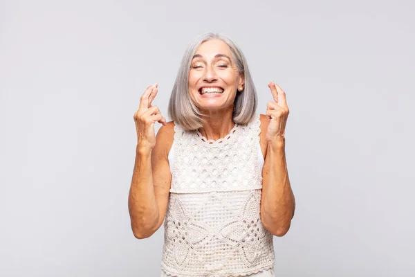 Grijsharige Vrouw Die Zich Nerveus Hoopvol Voelt Vingers Kruist Bidt — Stockfoto